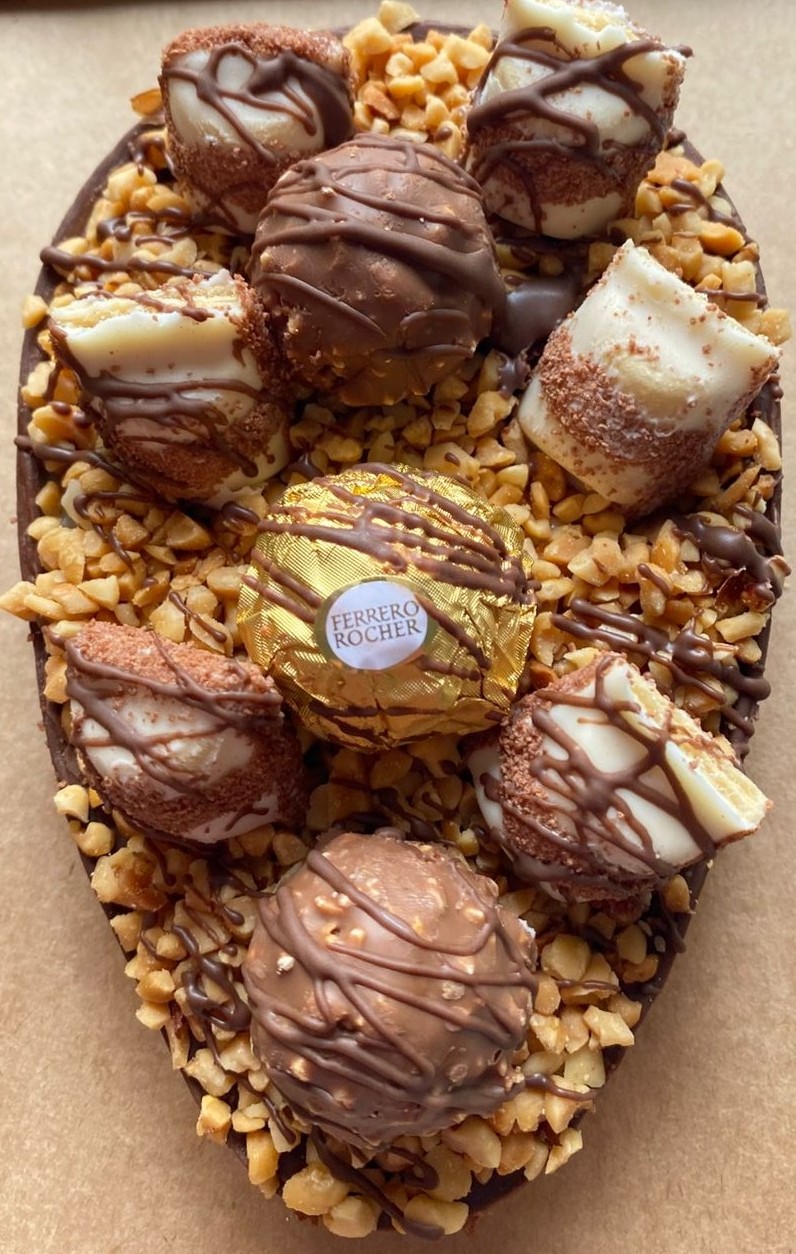 Ovo de colher com camadas de chocolate e ganache