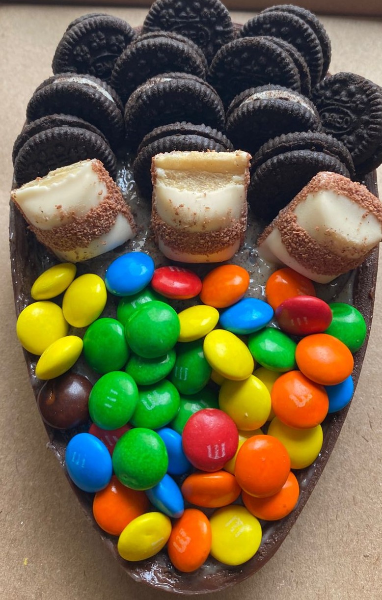 Ovo de colher servido em mesa sofisticada